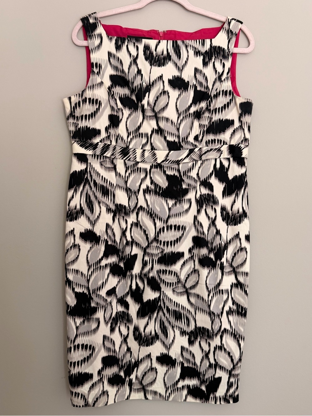 Jones New York Black & White Leaf Print Sheath Dress with Pink Lining